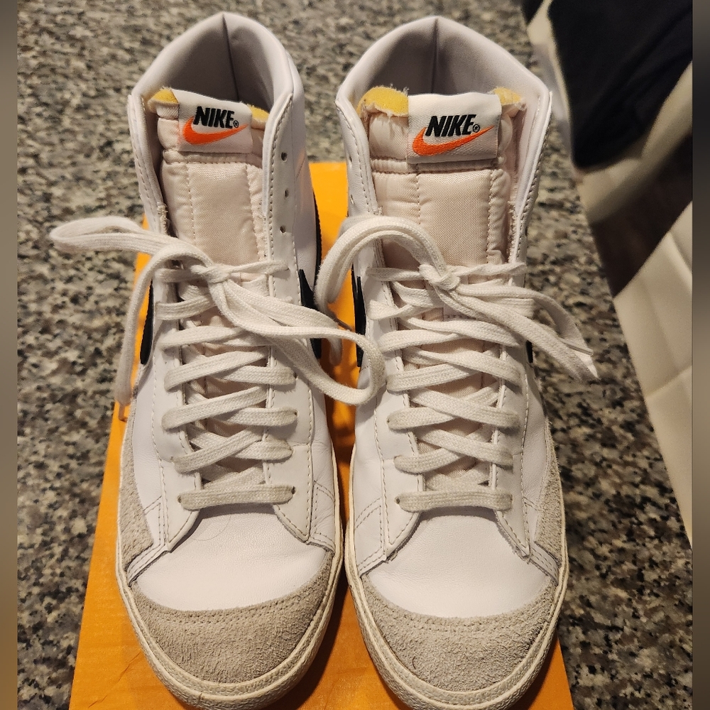 Nike Blazer Mid '77 in White and Black Sneakers Women's 10.5 Mens 9 - Picture 5 of 11